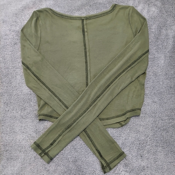 NWT Urban Outfitters Olive Cropped Tee - Picture 5 of 7